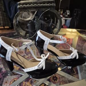 Classic Two-Tone Black and White Mary Jane Heels BRAND NEW , NEVER WORN. PIN UP